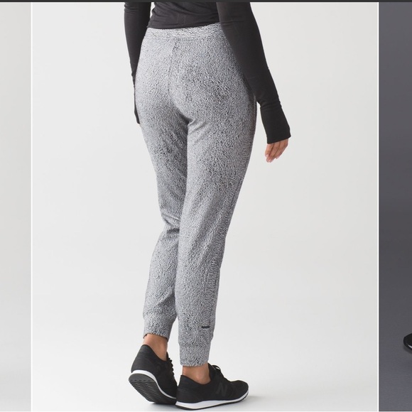 Lululemon Ready To Rulu Pant
Running Luon Spray Jacquard White Black. Size 4. - Picture 3 of 6